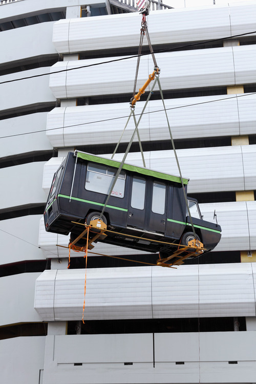 Hebung des neuen Busses auf das Parkdeck 13 des OK Centrums für Gegenwartskunst in Linz. (Foto: Kiosque)